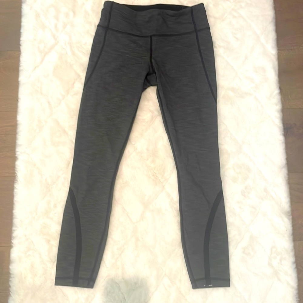 Lululemon size 4 gray and black 7/8 length pants